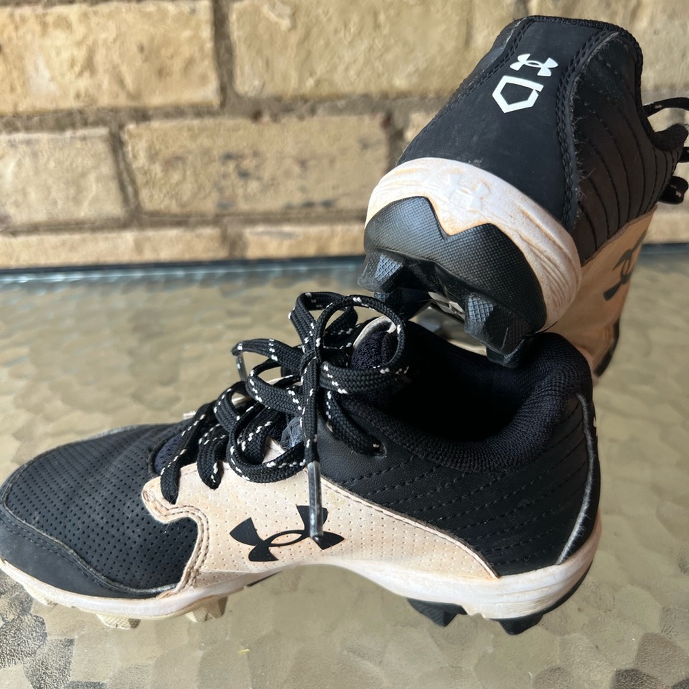 Under Armour Black and Tan Sneakers Athletic Design